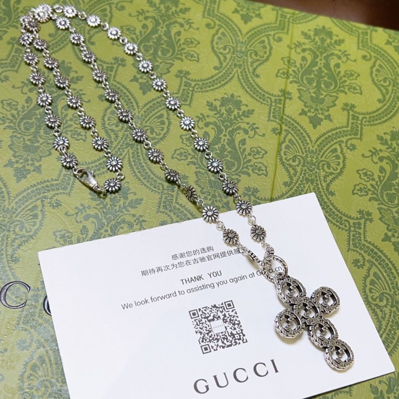 G*u*i necklaces
